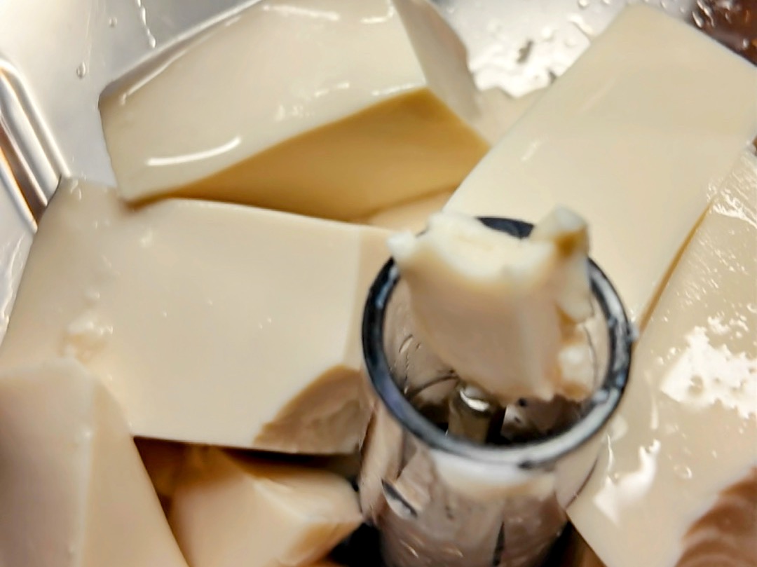 Schritt 1: Schalotte marinieren und Tofu für Tomaten-Gurken Salat mit Sesam-Seiden Tofu Dressing zubereiten 