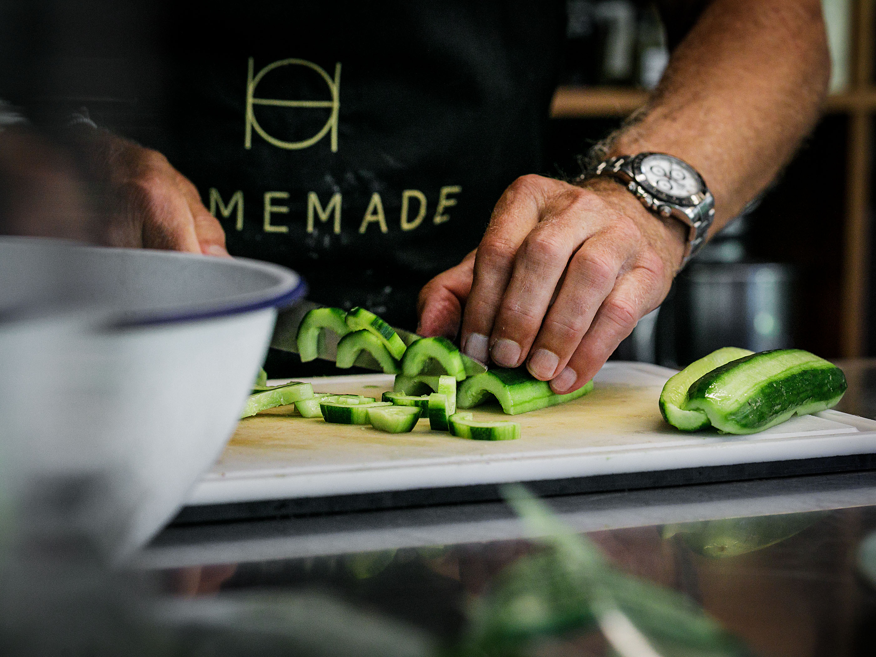 Schritt 1:  Gemüse für Persischer Gurken-Tomaten-Zwiebel Salat zerkleinern.