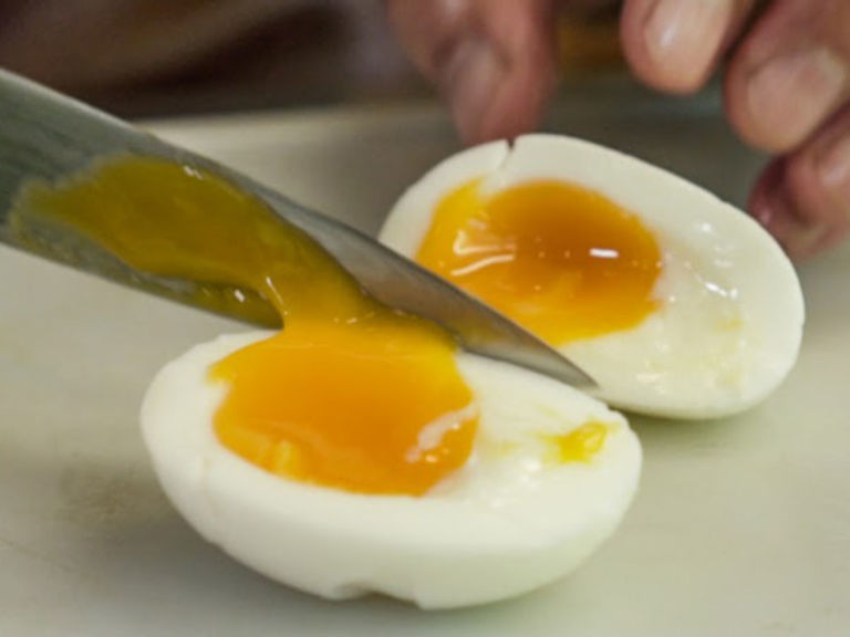 Schritt 3: Eier kochen, abkühlen lassen, schälen und halbieren