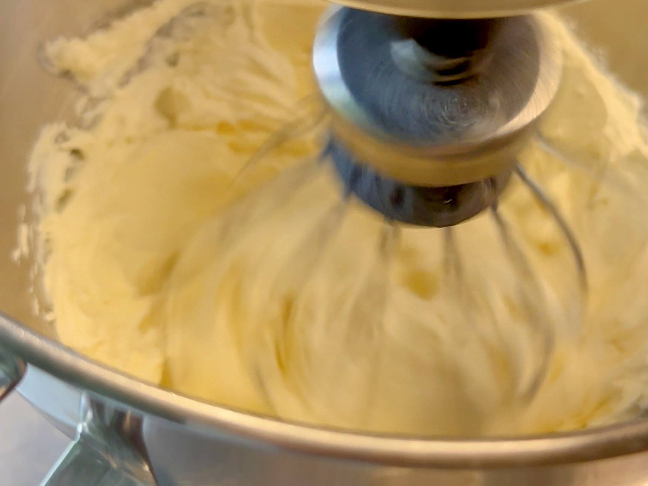 Schritt 2: Biscuitboden für Mascarpone-Meringue-Cheesecake mit Passionsfrucht backen