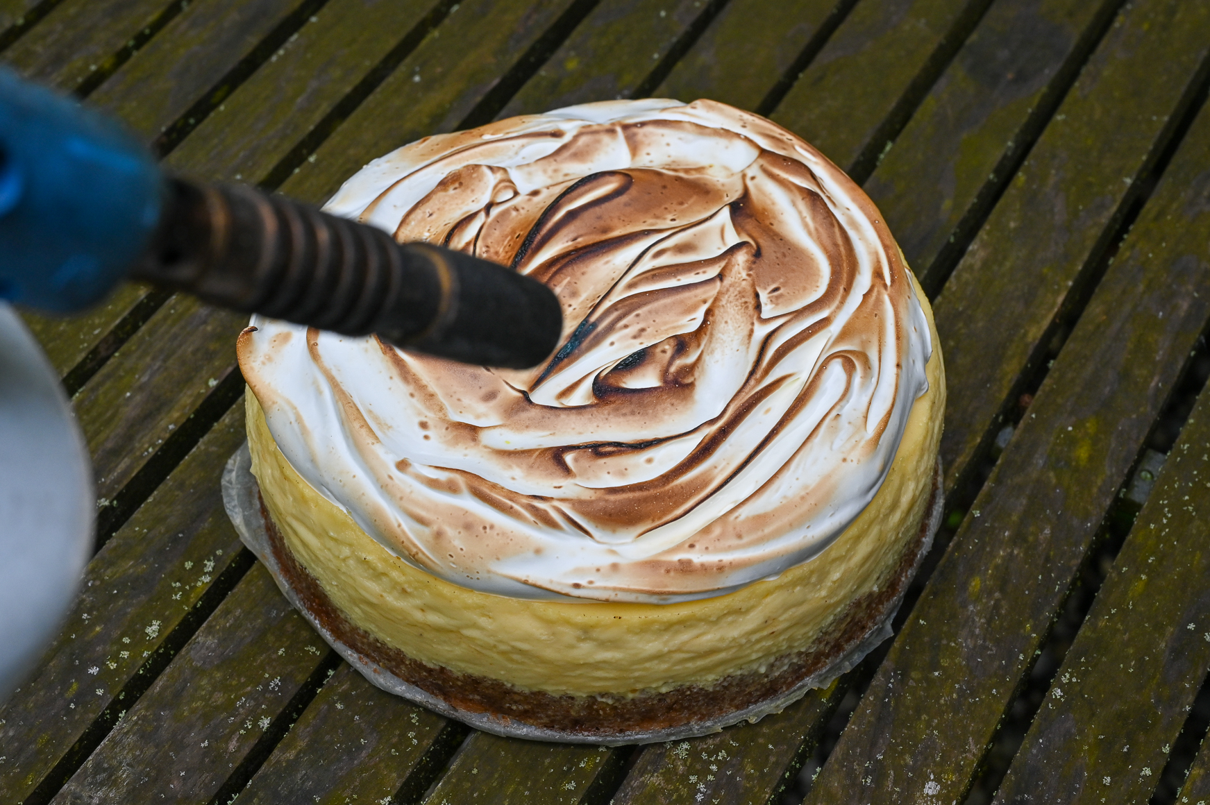 Schritt 4: Mascarpone-Meringue-Cheesecake mit Passionsfrucht füllen und Cheesecake backen