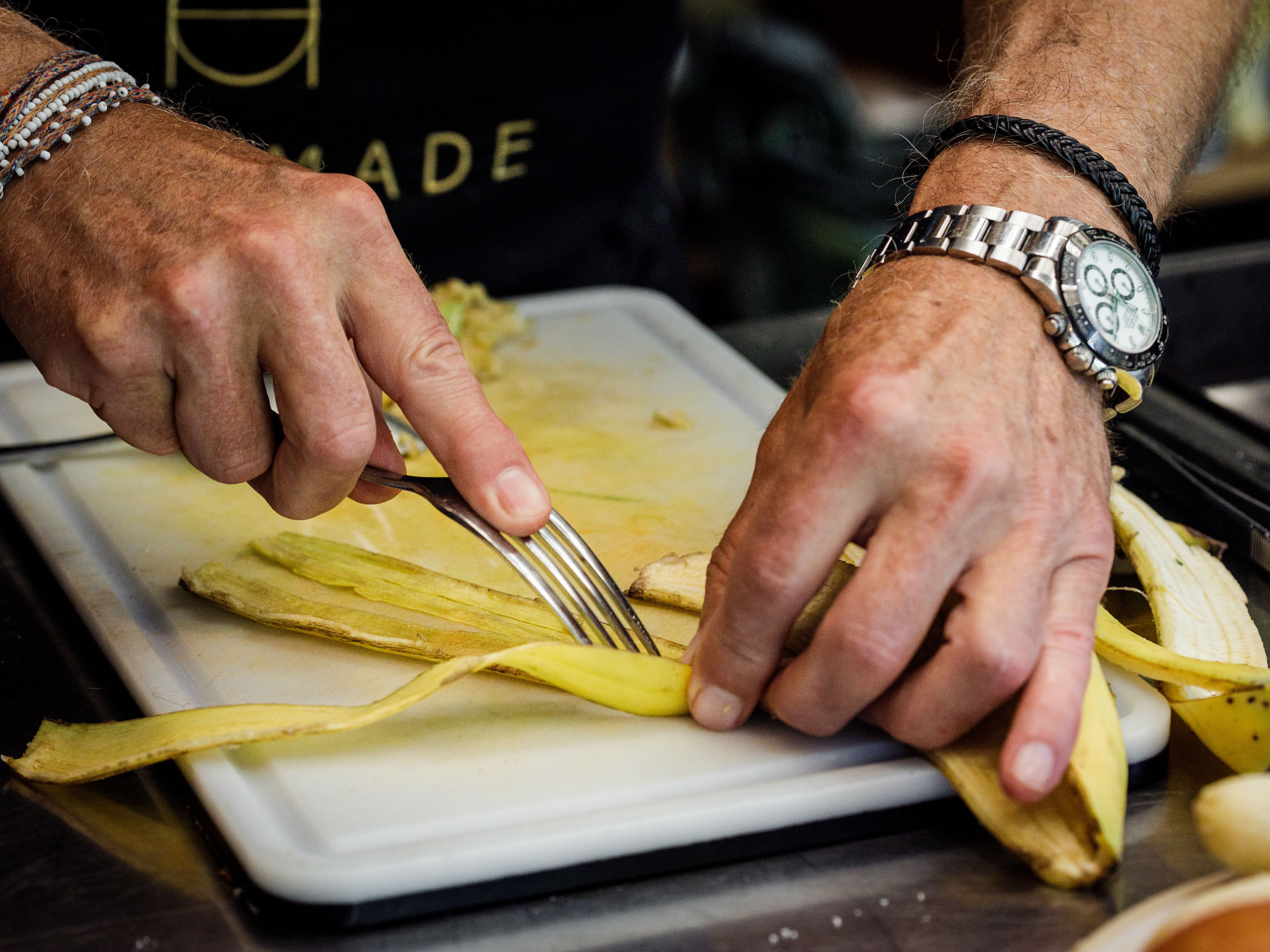 Schritt 2: Bananenschalen für Pulled-Bananenschalen-Sandwich zubereiten.