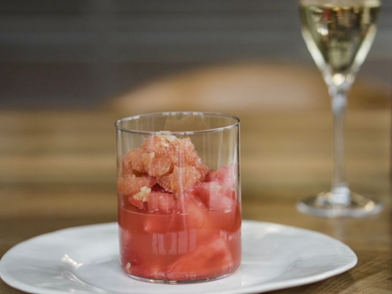 Schritt 3: Wassermelonen-Granita mit Ingwersirup anrichten  Schritt 3: Wassermelonen-Granita mit Ingwersirup anrichten