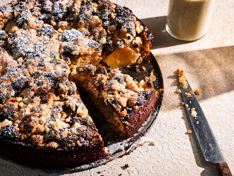 Schritt 5: Den fertigen warmen Kuchen mit der Zimt-Crème-Anglaise servieren Schritt 5: Den fertigen warmen Kuchen mit der Zimt-Crème-Anglaise servieren