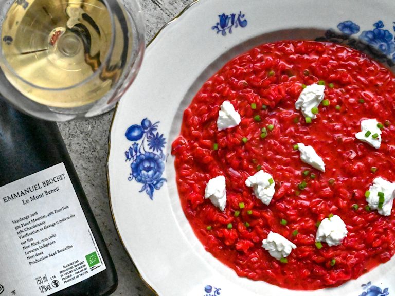 Schritt 3:  Risotto in vorgewärmte Teller anrichten und die zweite Hälfte des Ziegenkäses über den Risotto streuen Schritt 3:  Risotto in vorgewärmte Teller anrichten und die zweite Hälfte des Ziegenkäses über den Risotto streuen