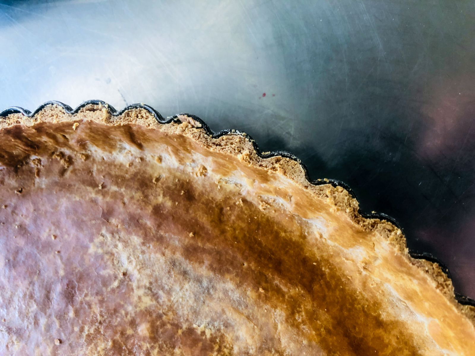 Schritt 1: Nach dem Abkühlen überstehenden Rand mit dem Sparschäler abschneiden