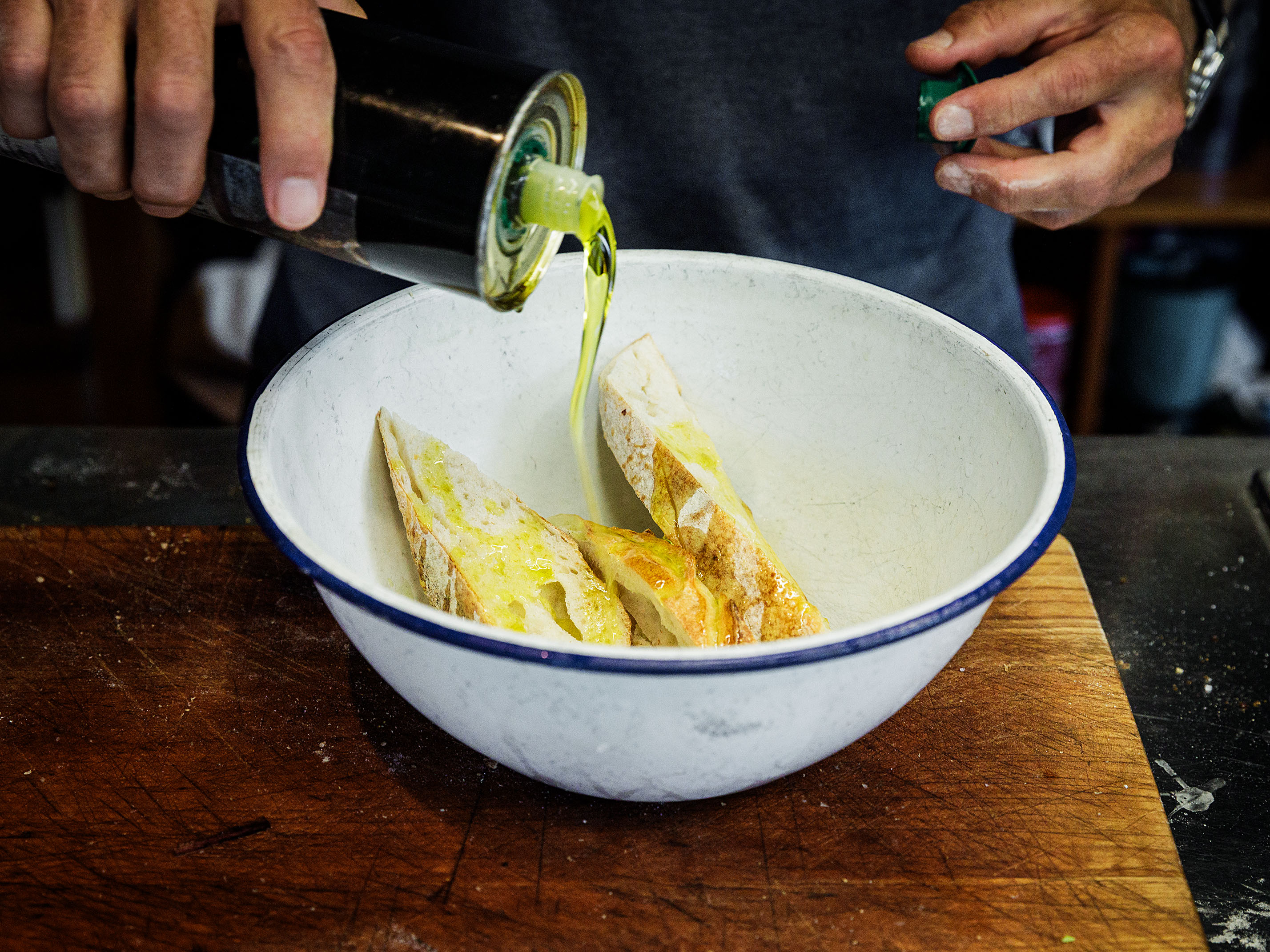 Schritt 3:  Croûtons für Französische Zwiebelsuppe zubereiten und anrichten