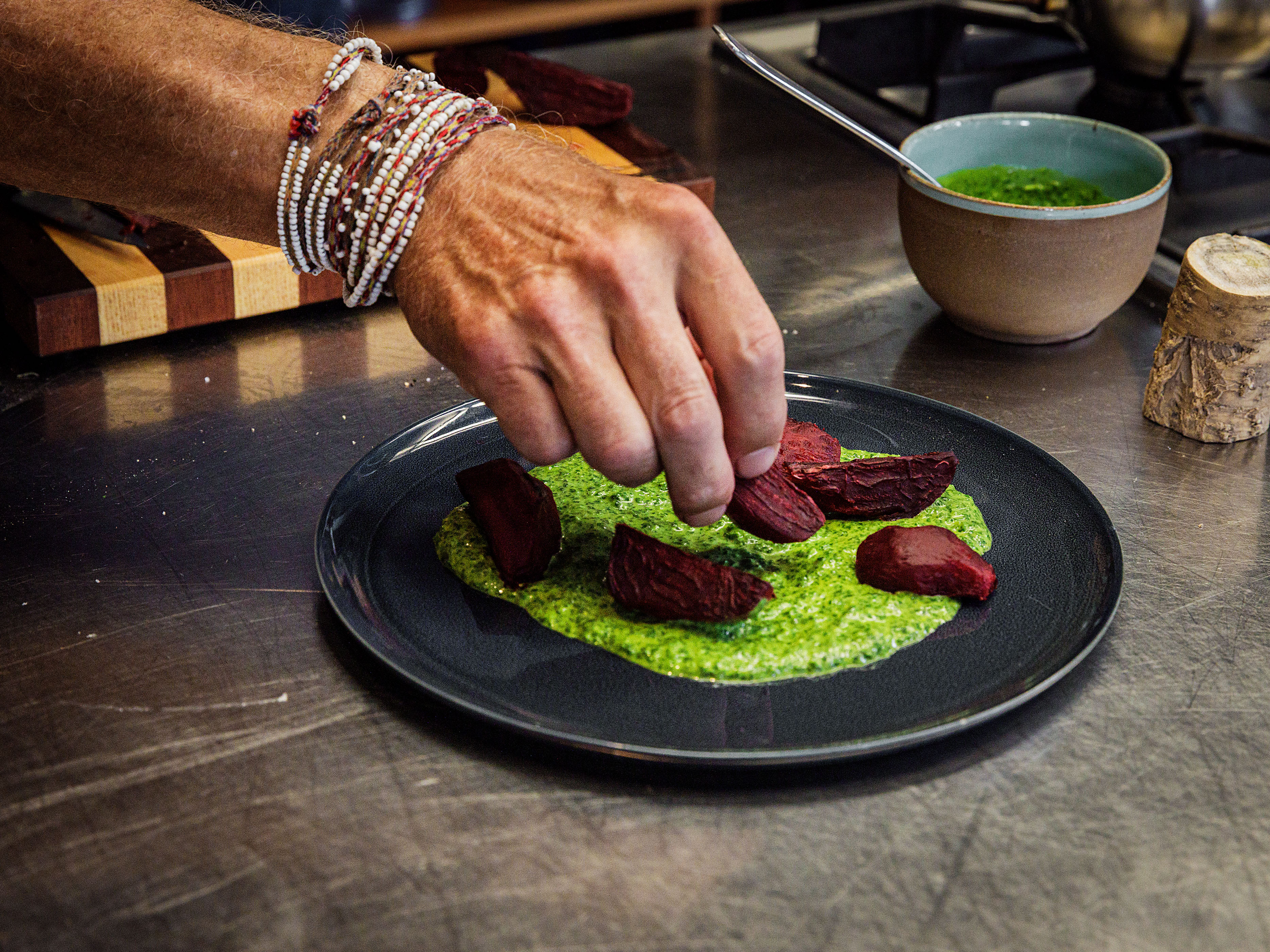 Schritt 4: Kräutercreme auf Teller verteilen und Randenviertel darauf anrichten