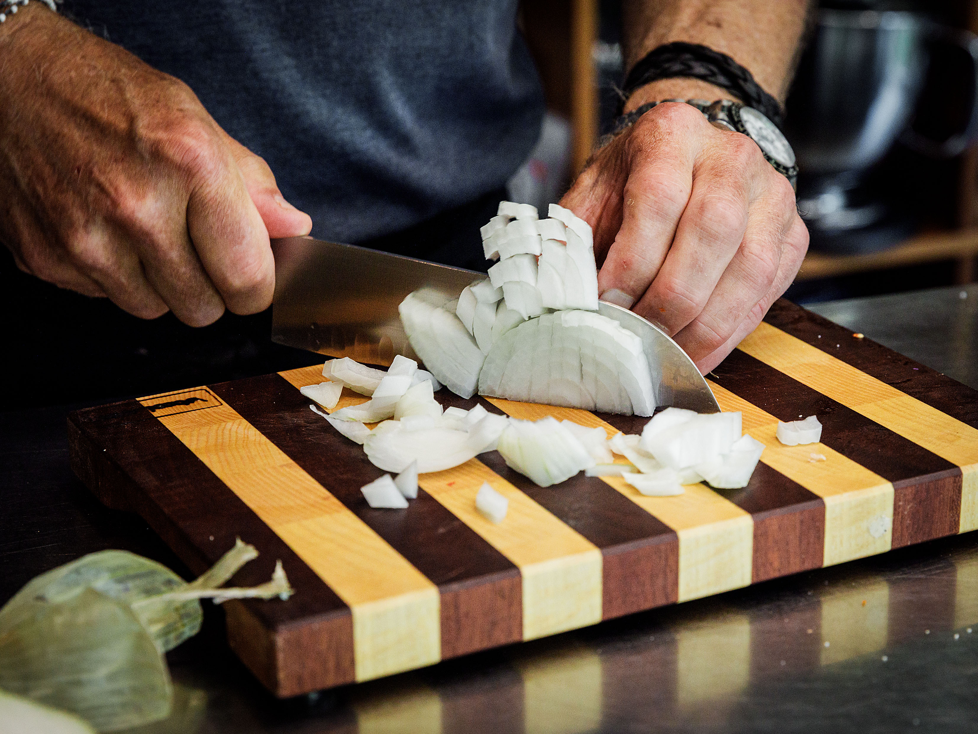 Schritt 2: Zwiebeln fein schneiden