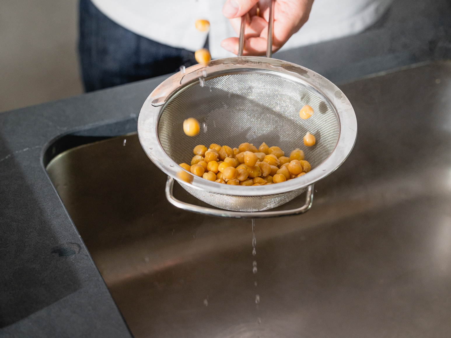 Schritt 1: Zutaten für Grünen Erbsen-Hummus mit Minze und Zitrone vorbereiten 