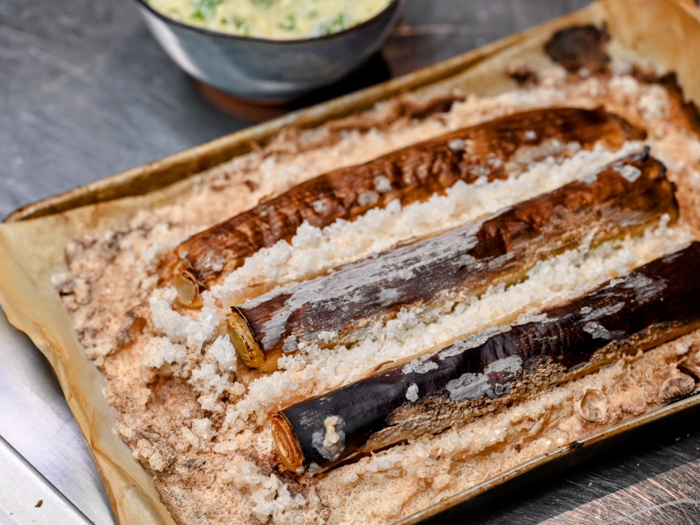 Schritt 1: Lauch für Lauchherzen mit schwarzem Trüffel  im Ofen mit Meersalz-Gitter zubereiten