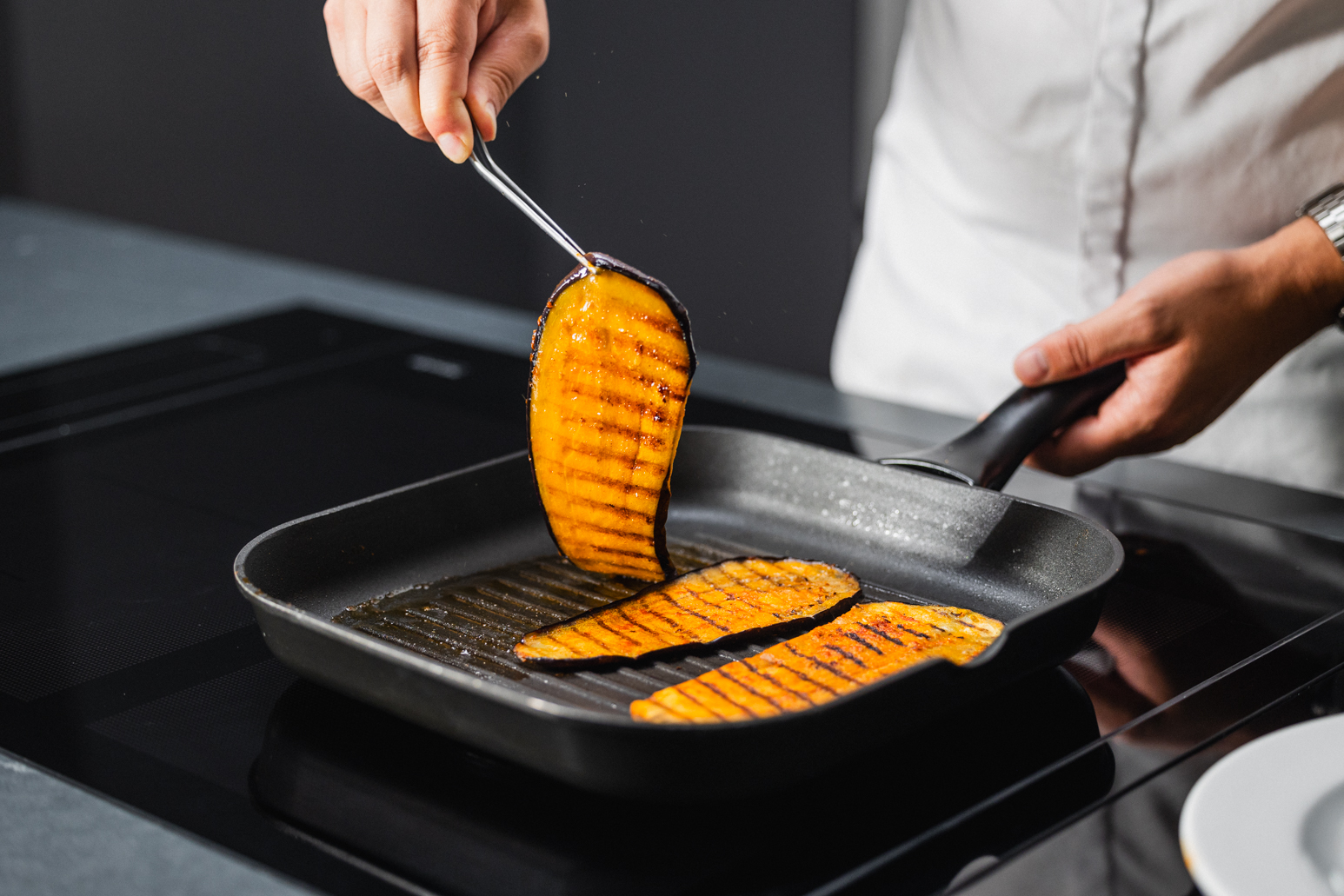 Schritt 3: Auberginenscheiben und Brotscheiben grillieren