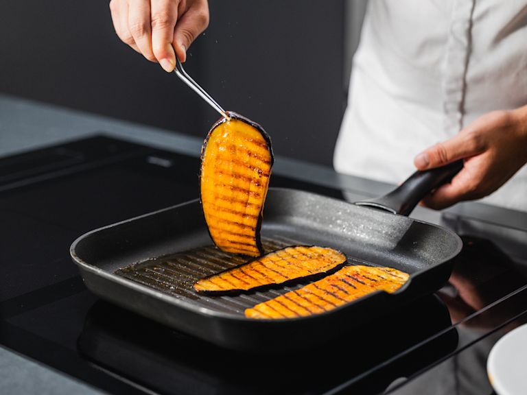 Schritt 3: Auberginenscheiben und Brotscheiben grillieren Schritt 3: Auberginenscheiben und Brotscheiben grillieren