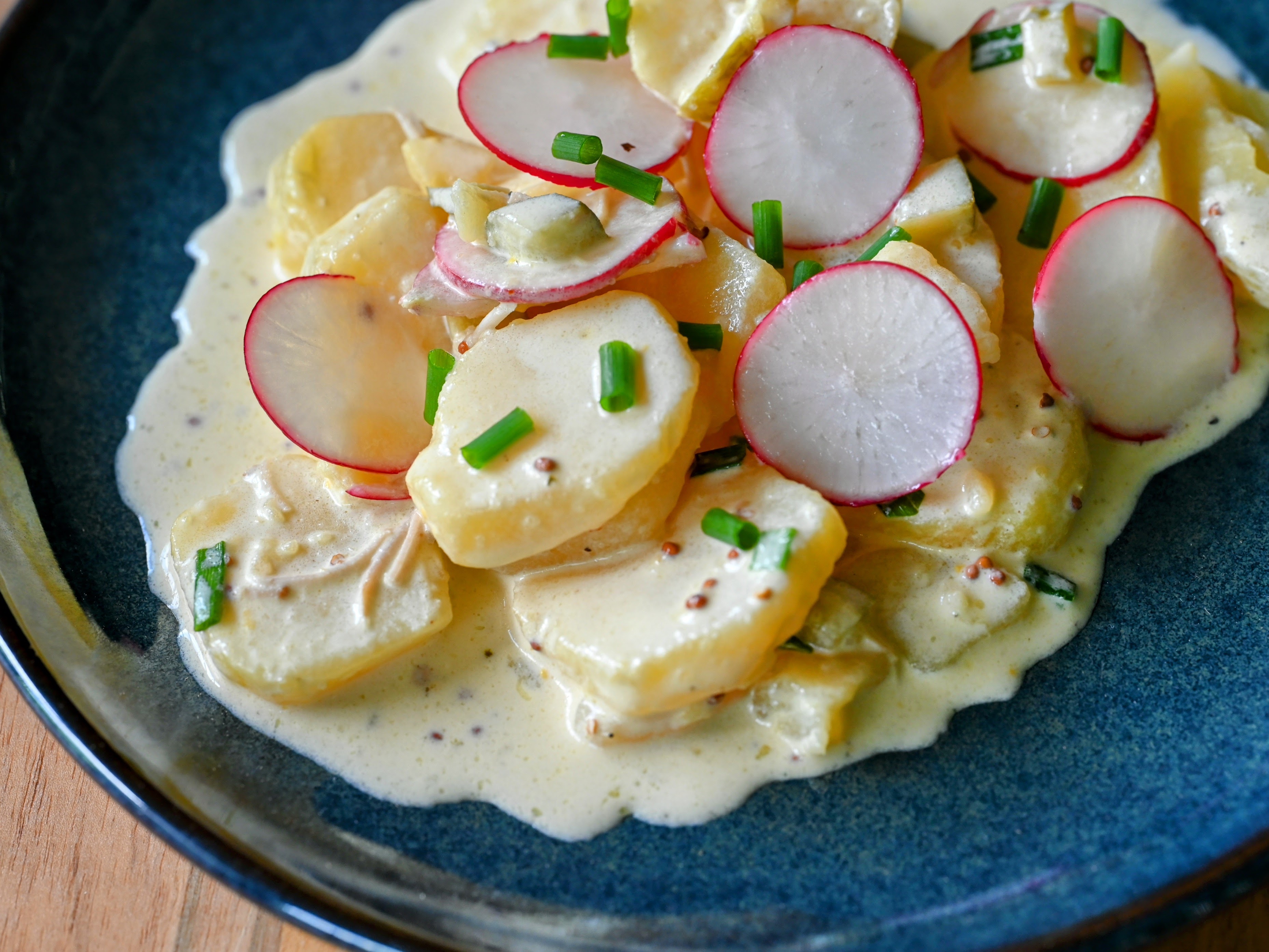 Schritt 2: Klassischen Kartoffelsalat anrichten