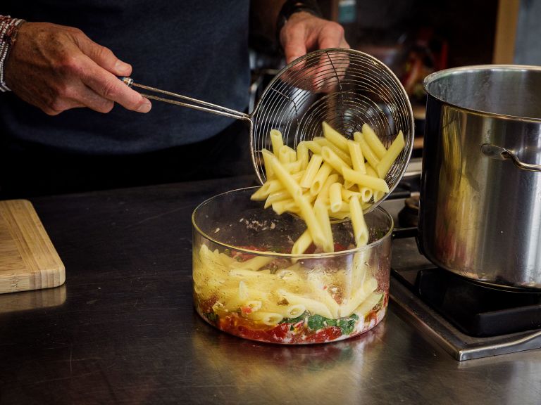 Schritt 2: Pasta für Penne alla caprese kochen und servieren