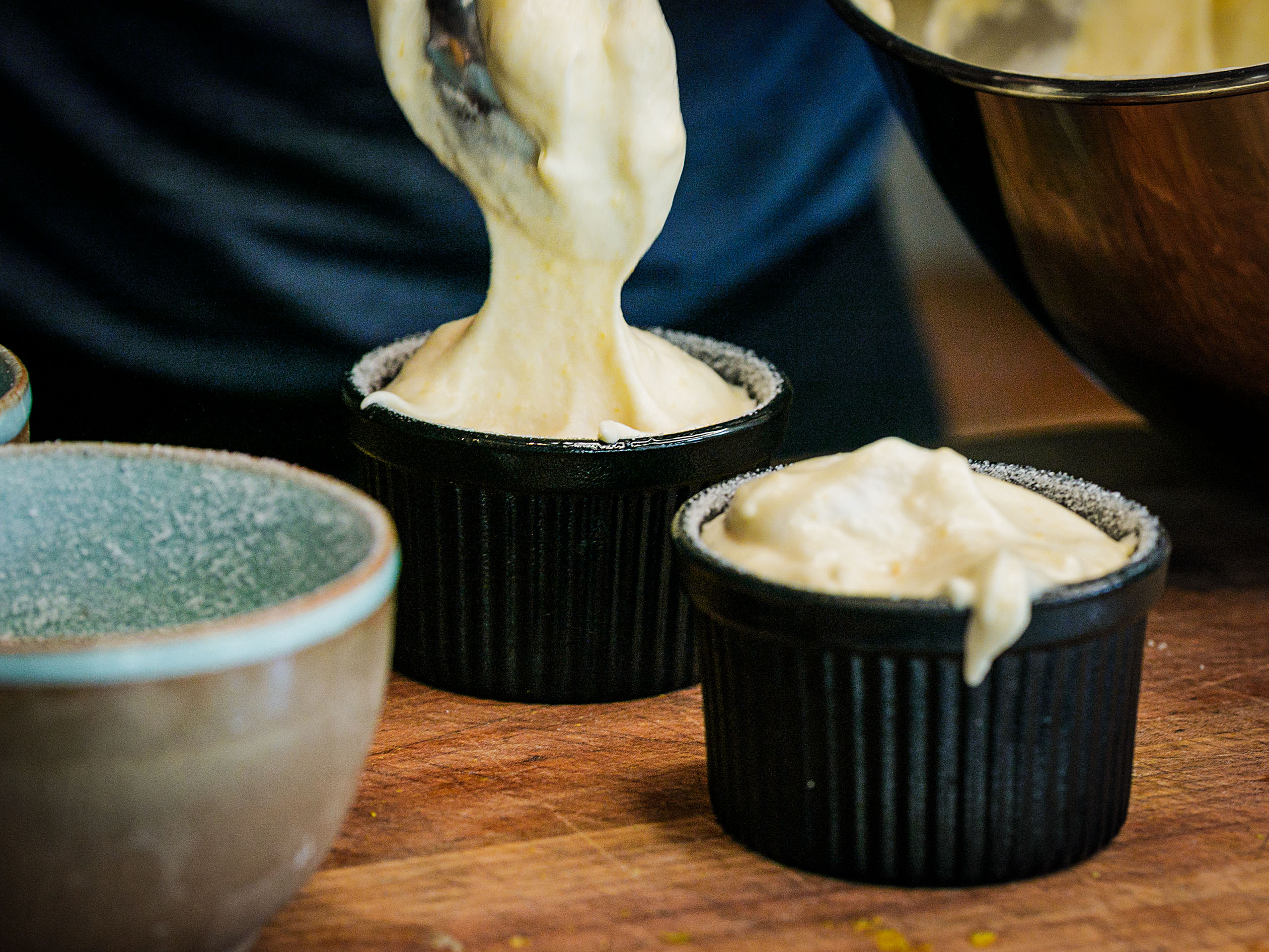 Schritt 4: Mischung auf die Förmchen aufteilen und sie bis zum Rand füllen