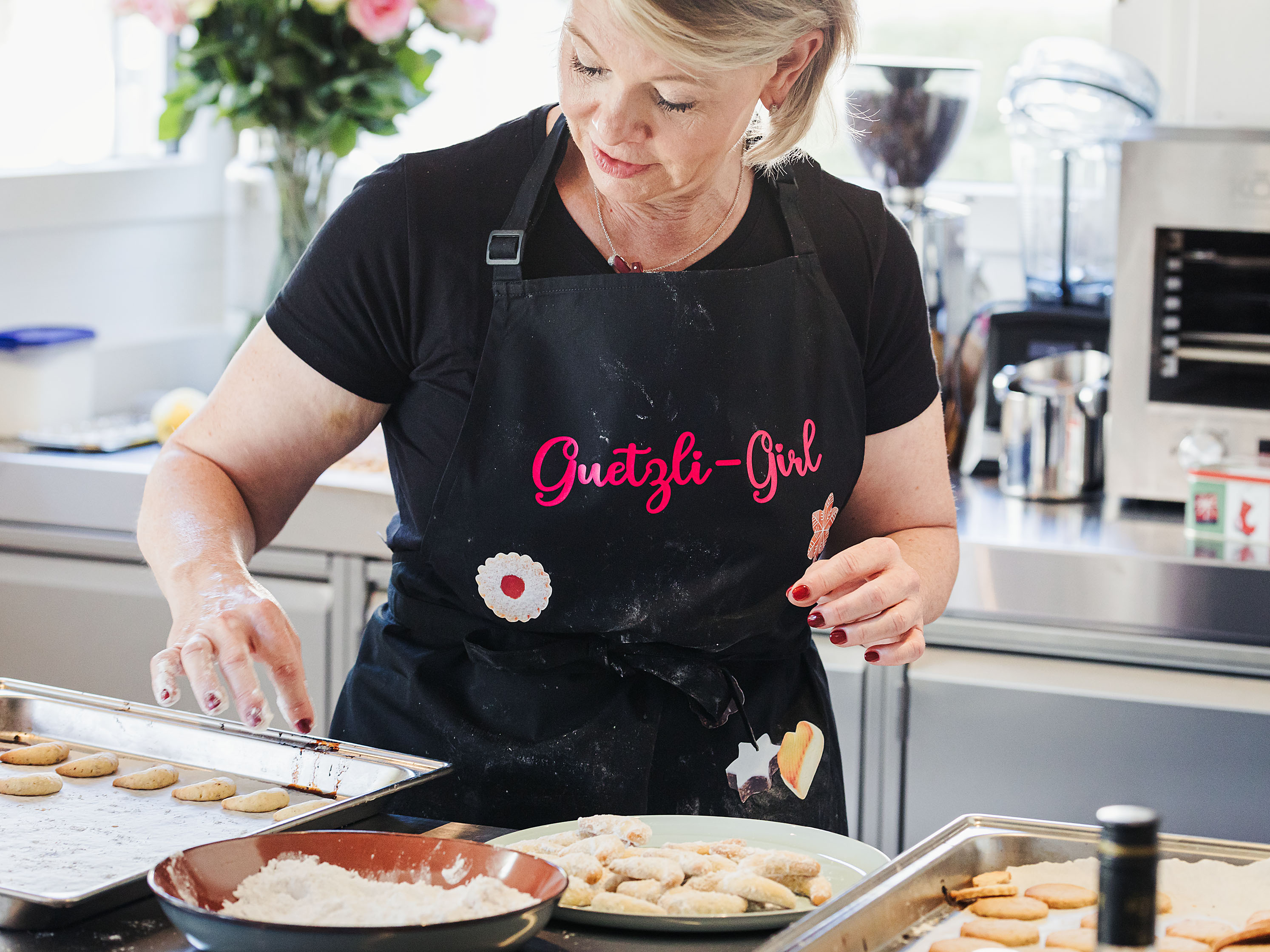 Schritt 4: Den Puderzucker mit dem Vanillezucker mischen und die noch heissen Kipferl vorsichtig darin wälzen