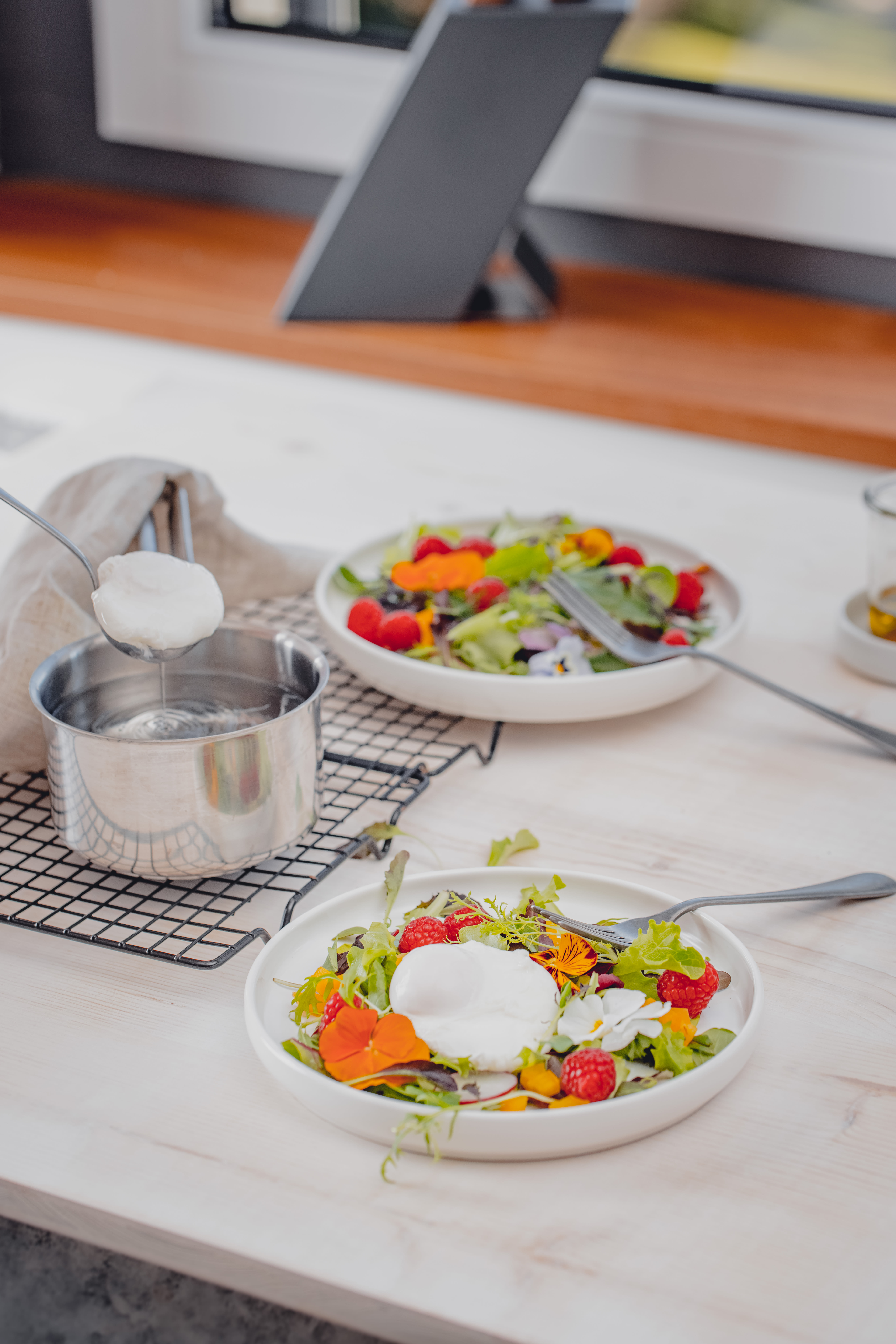 Wildkräuter Salat mit Gemüse und pochiertem Ei Rezept