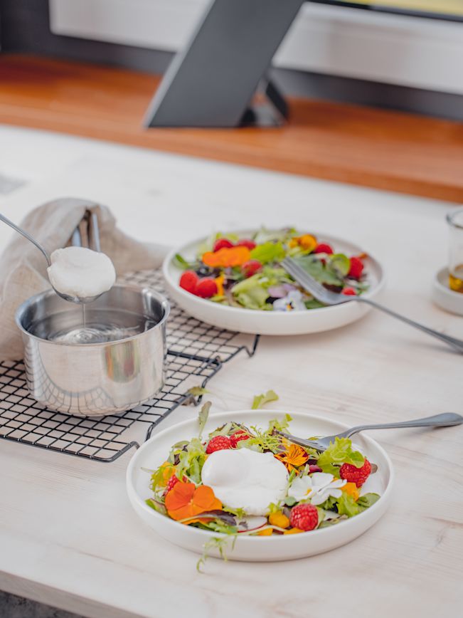 Wildkräuter Salat mit Gemüse und pochiertem Ei Rezept Wildkräuter Salat mit Gemüse und pochiertem Ei Rezept