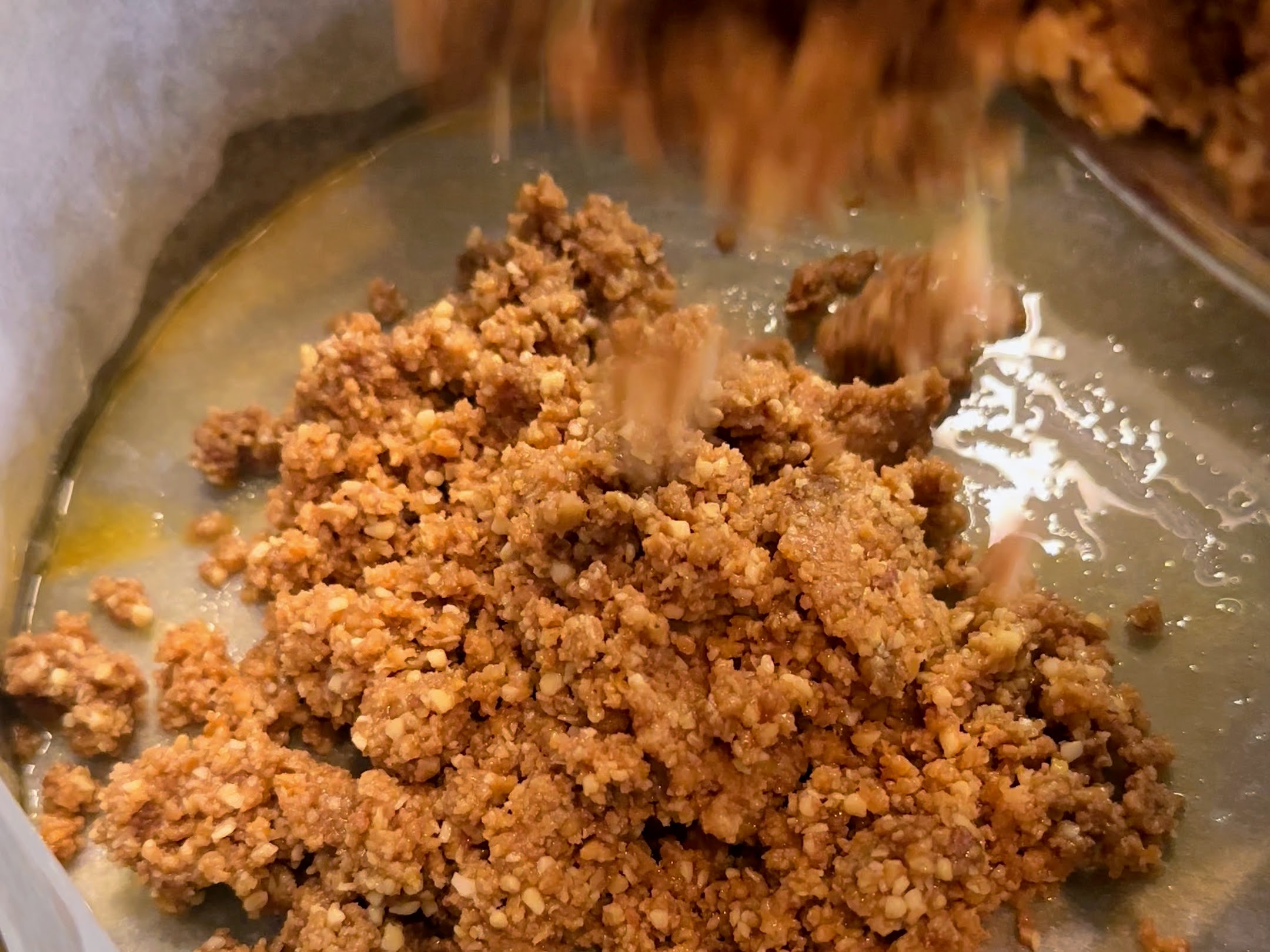 Schritt 1: Biscuitboden für Mascarpone-Meringue-Cheesecake mit Passionsfrucht zubereiten 