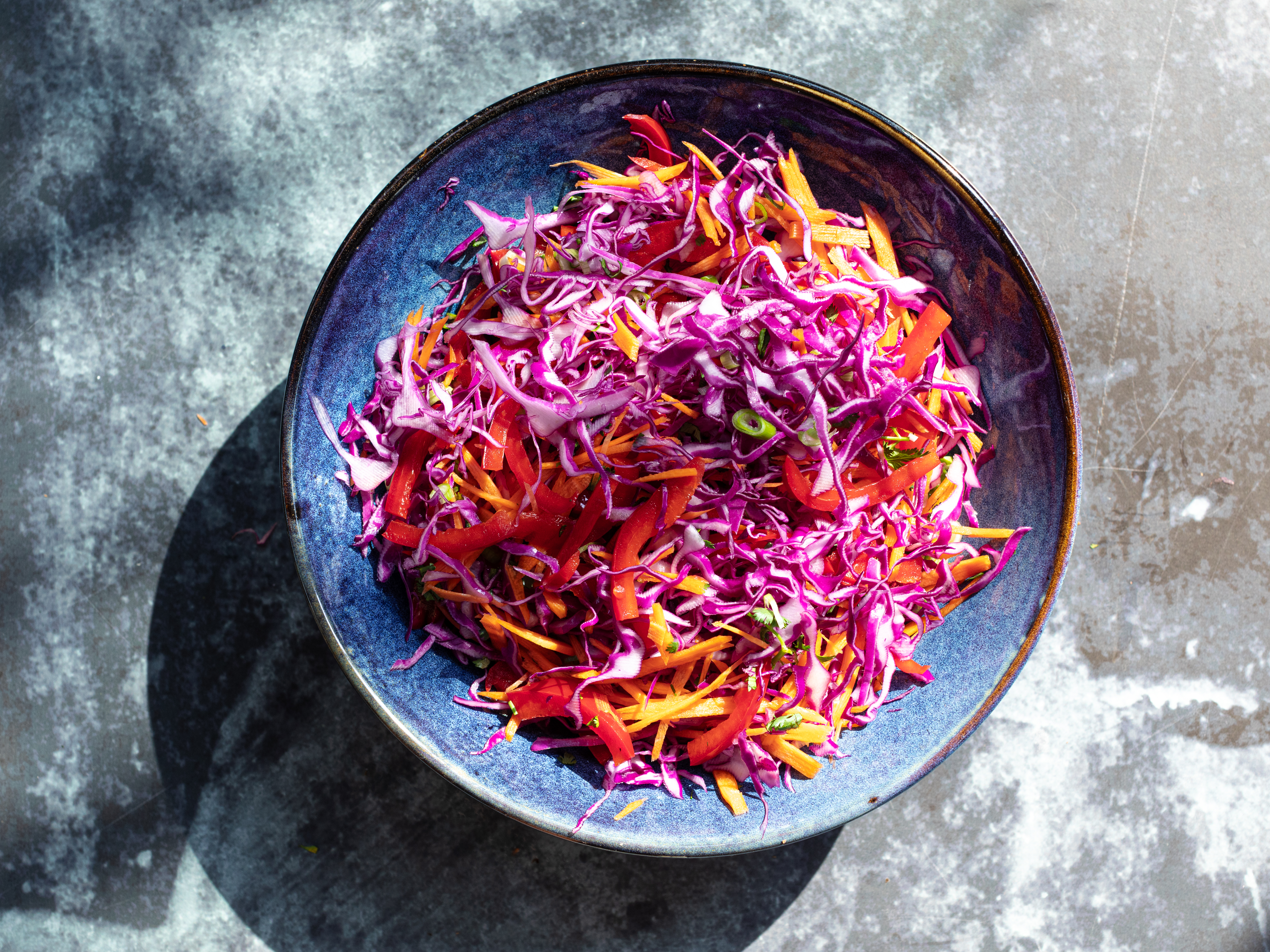 Schritt 3: Asiatischen Rotkohl-Salat zusammenstellen