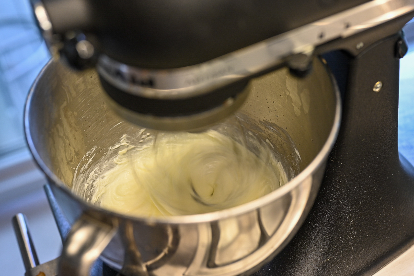 Schritt 3: Frischkäse und Zucker in der Schüssel einer Küchenmaschine cremig rühren