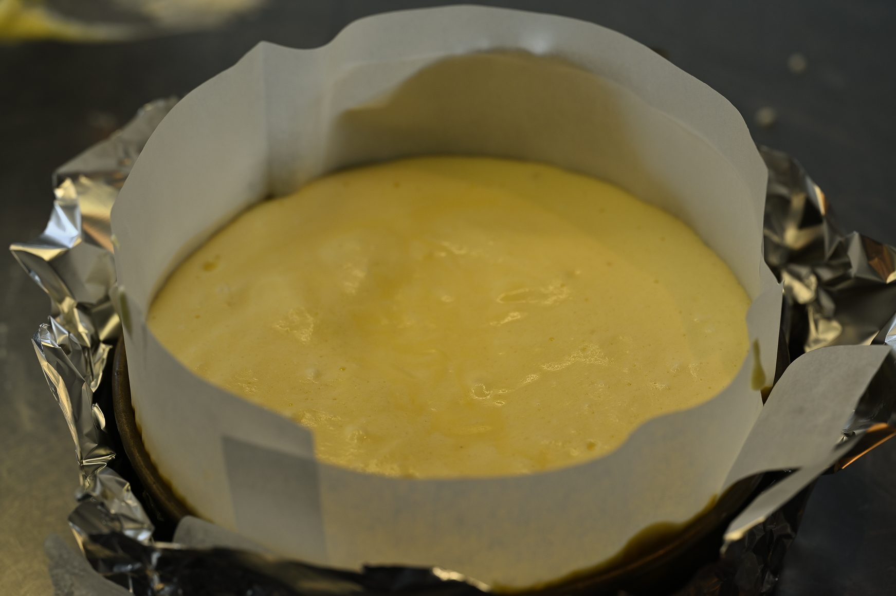 Schritt 3: Cakeform für Japanischen Cheesecake vorbereiten, befüllen