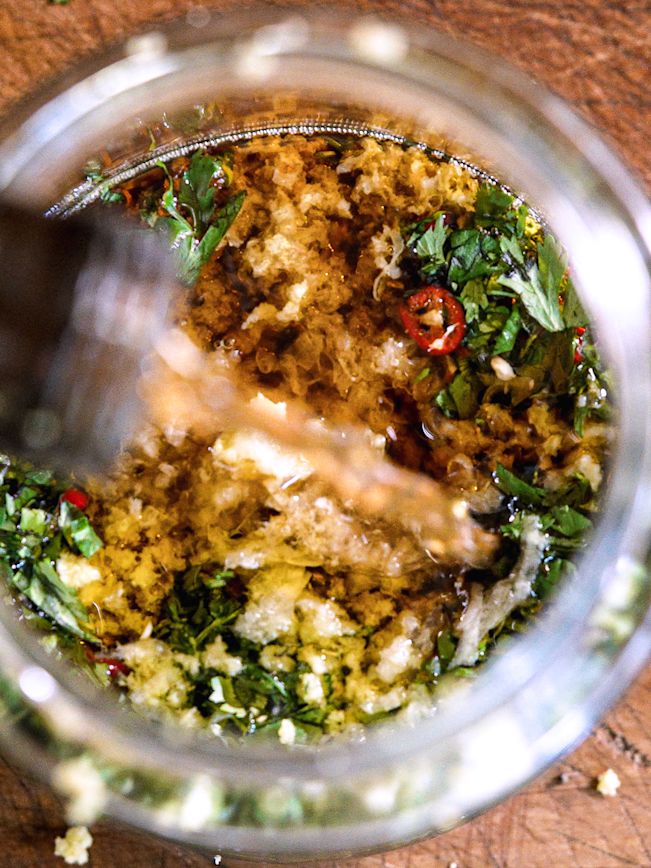 How To: So bereitest du die Asia Vinaigrette zu. How To: So bereitest du die Asia Vinaigrette zu.