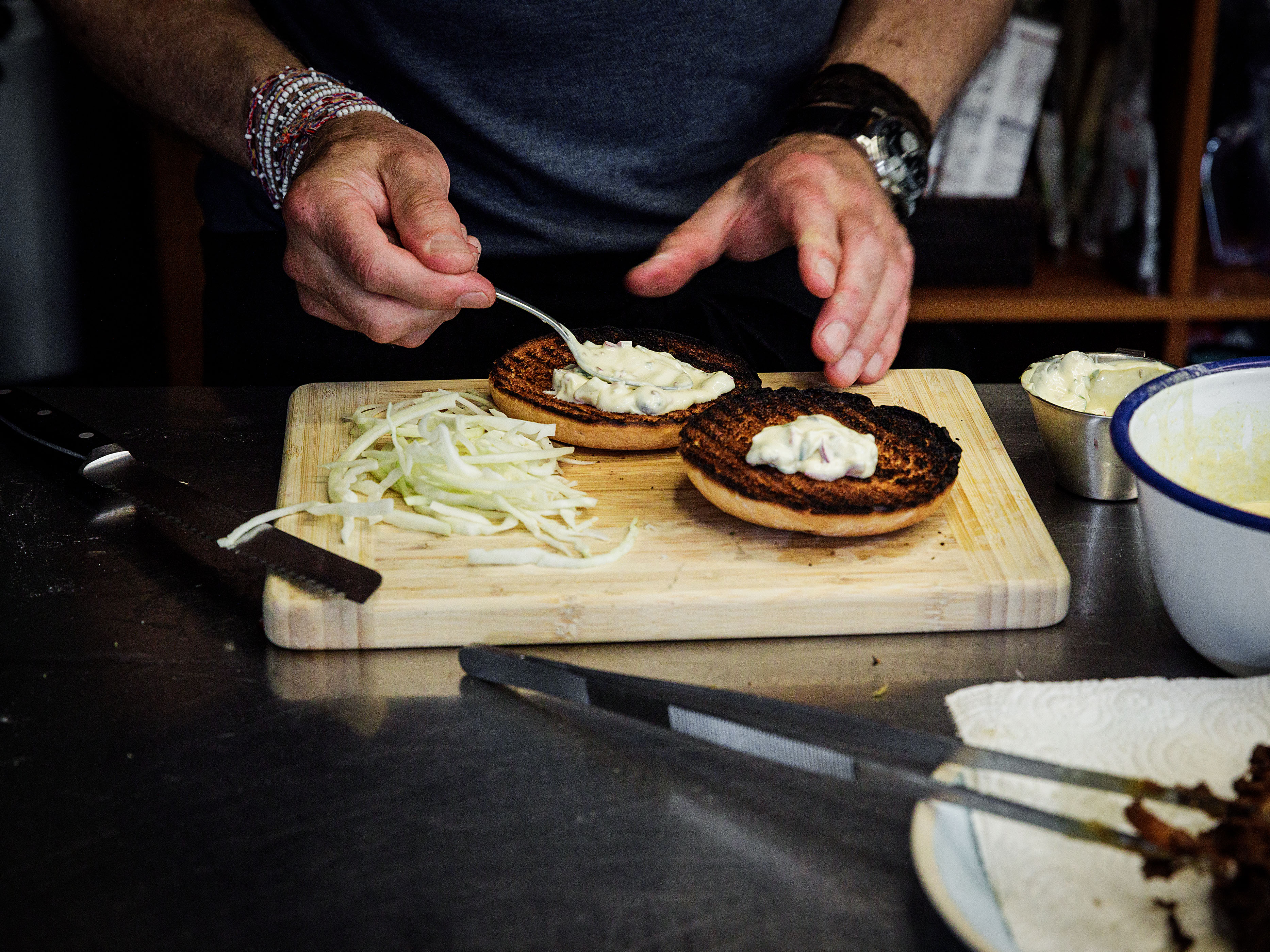 Schritt 3: Sauce auf die getoasteten Brötchen schmieren