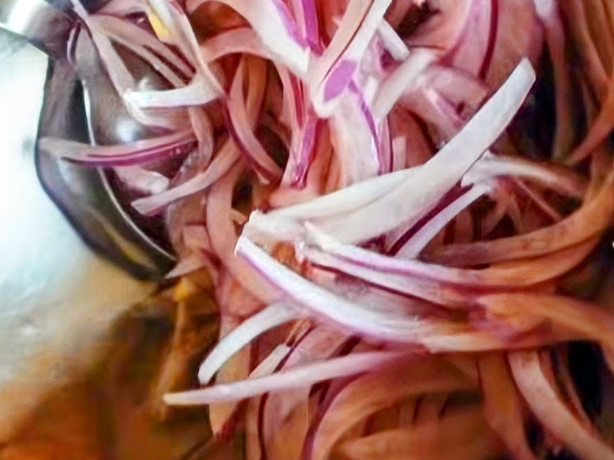 Schritt 1: Tomaten, Zwiebeln und Chorizo für Tomaten-Bohnen Salat mit Chorizo vorbereiten 