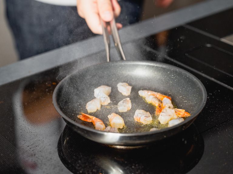 Schritt 2: Shrimps für Gnocchi mit Swiss Shrimps und Tomaten in Knoblauch-Butter-Sauce anbraten und Sauce fertigstellen