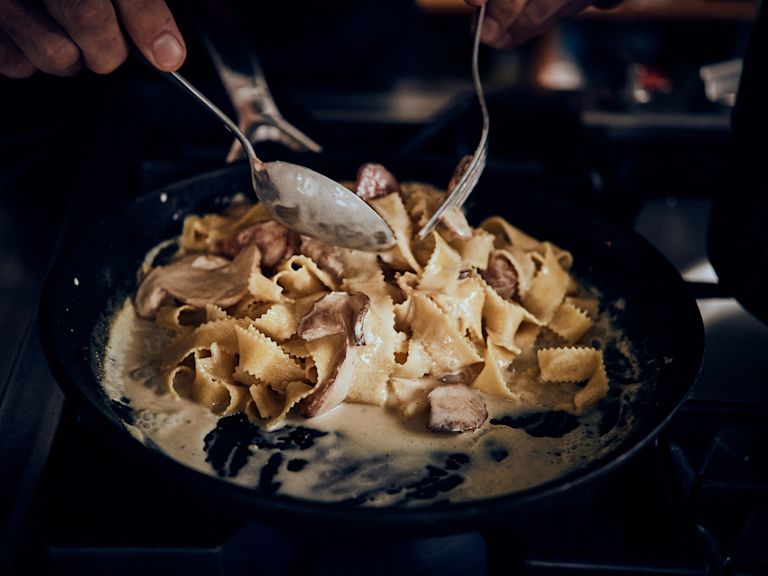 Schritt 3: Pappardelle mit den Steinpilzen vermengen. Schritt 3: Pappardelle mit den Steinpilzen vermengen.
