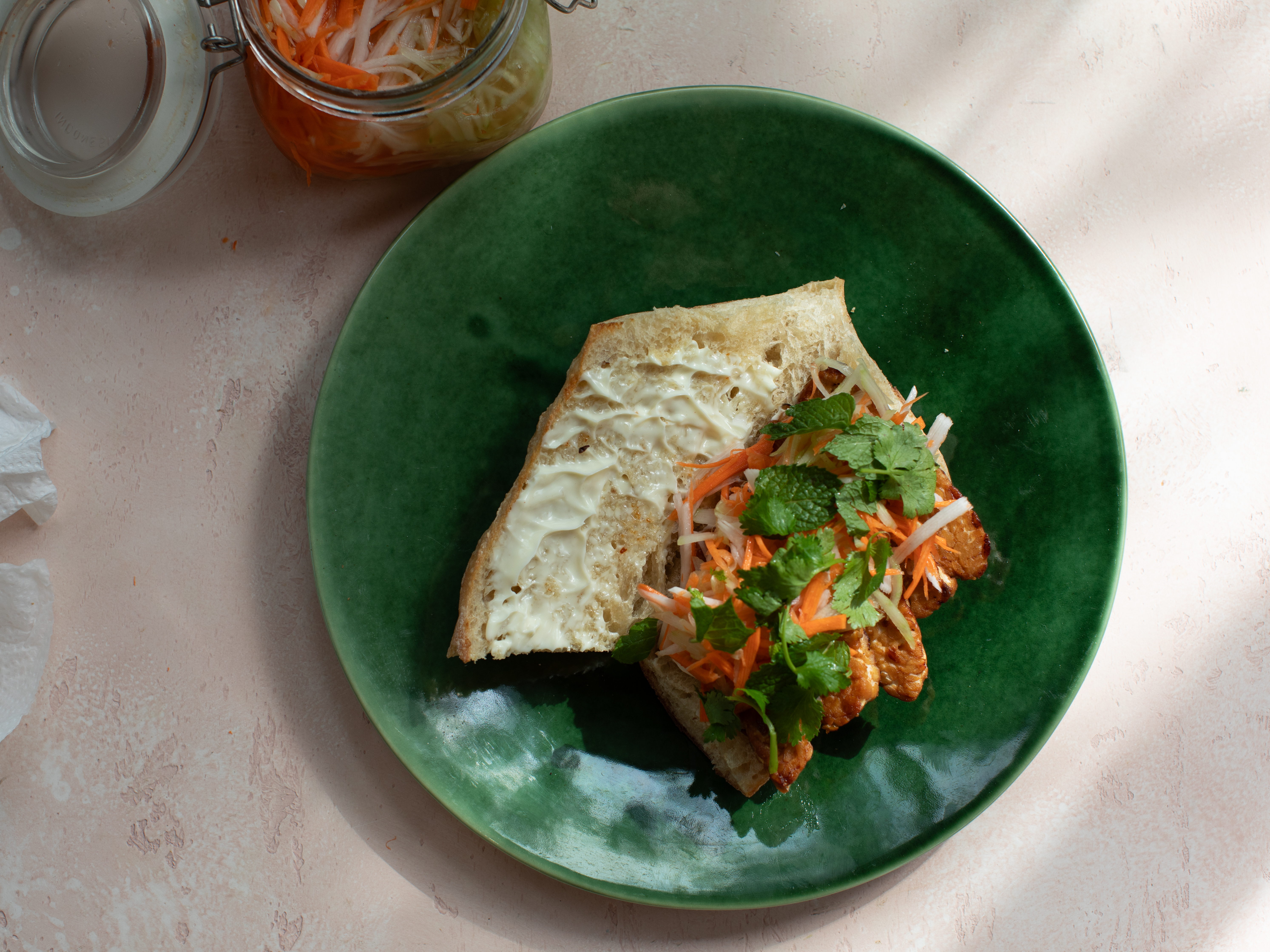 Schritt 5: Baguette  für Veganes Banh Mi Sandwich vorbereiten und belegen