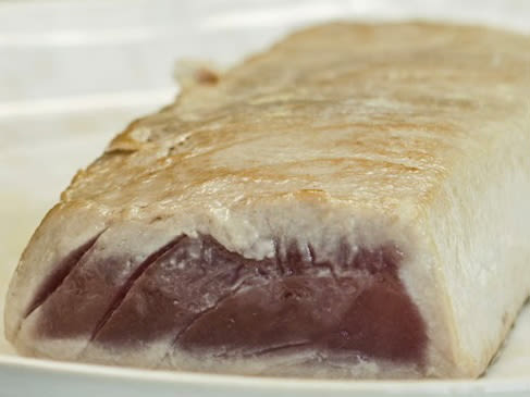 Schritt 1: Thunfisch salzen und auf jeder Seite anbraten