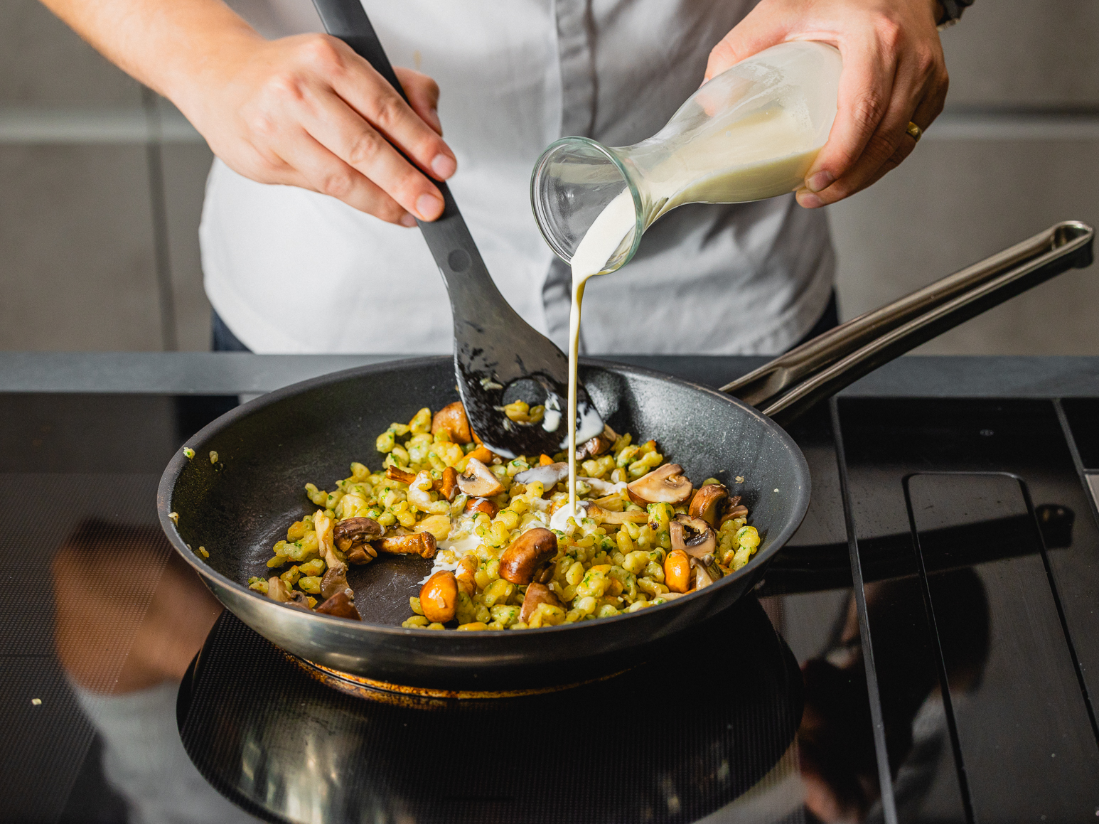 Schritt 2: Halbrahm beigeben und kurz mitköcheln