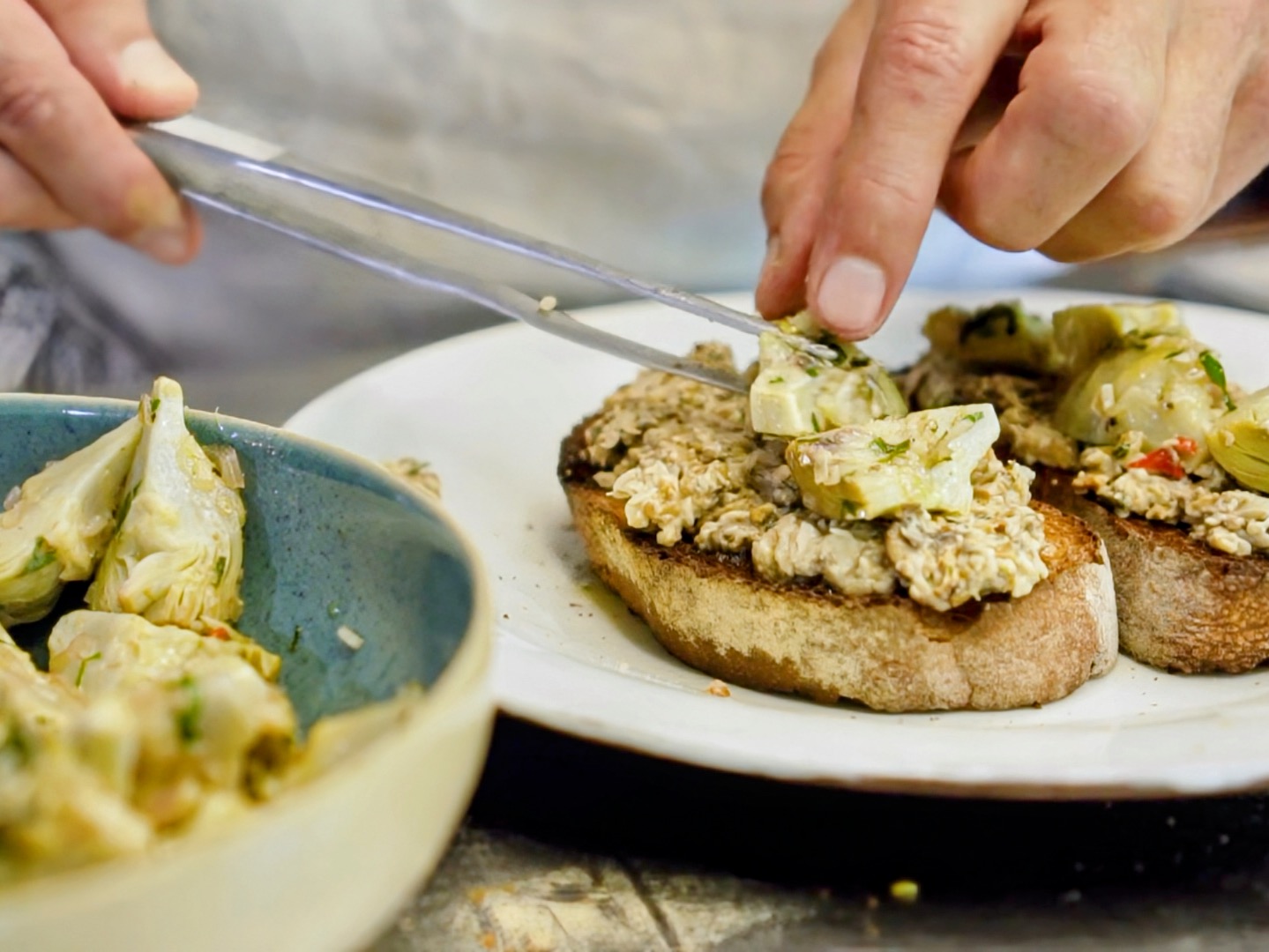 Schritt 3:  Zusammenstellen der Artischocken Pilz Bruschetta  