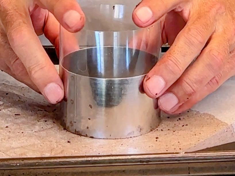 Schritt 3: Die Dessertringe mit transparenter Kuchenfolie auslegen