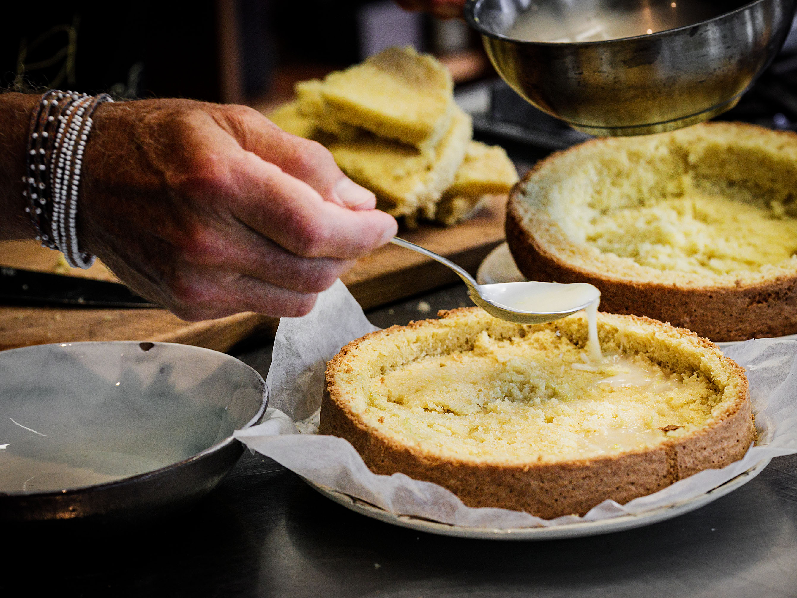 Schritt 5: Beide Hälften mit dem Sirup tränken