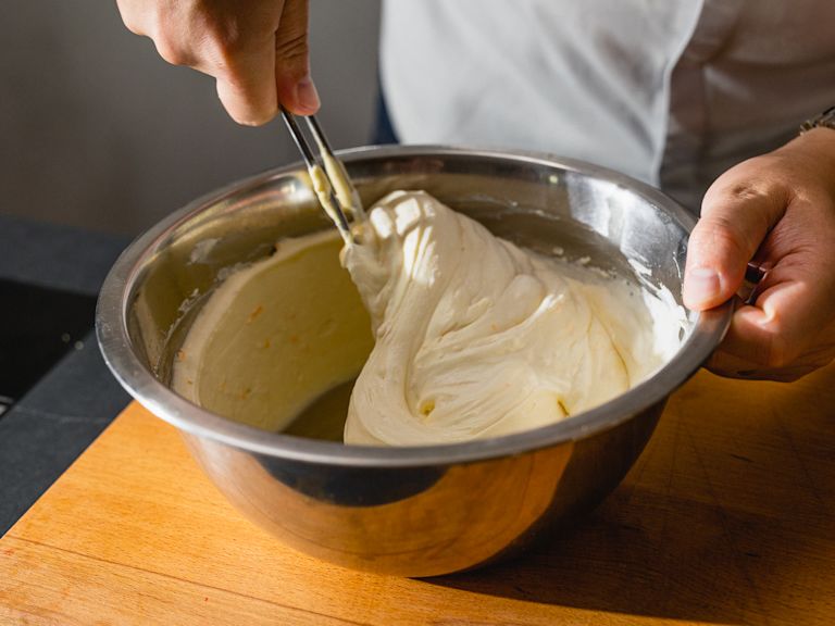 Schritt 2: Klassisches Tiramisu vor dem Servieren mit Kakao bestreuen. Schritt 2: Klassisches Tiramisu vor dem Servieren mit Kakao bestreuen.