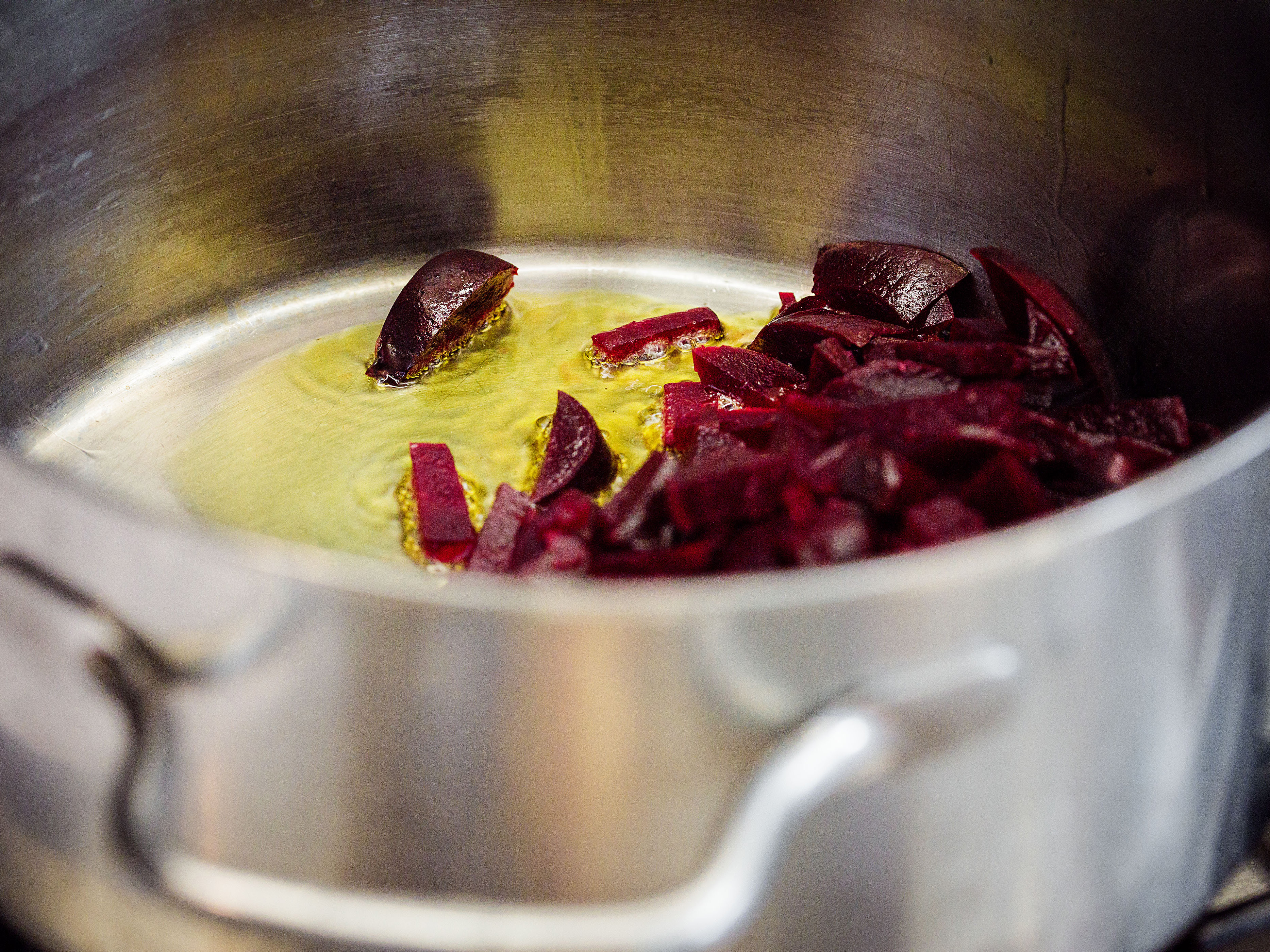 Schritt 2: Gemüsewürfeln im Olivenöl bei mittlerer Hitze andünsten