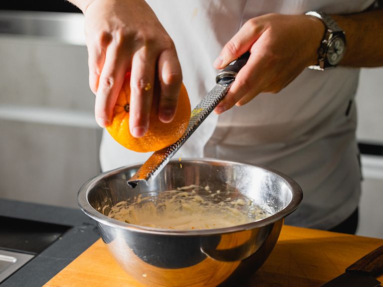 Schritt 1: Zesten der Orange hineinreiben. Schritt 1: Zesten der Orange hineinreiben.