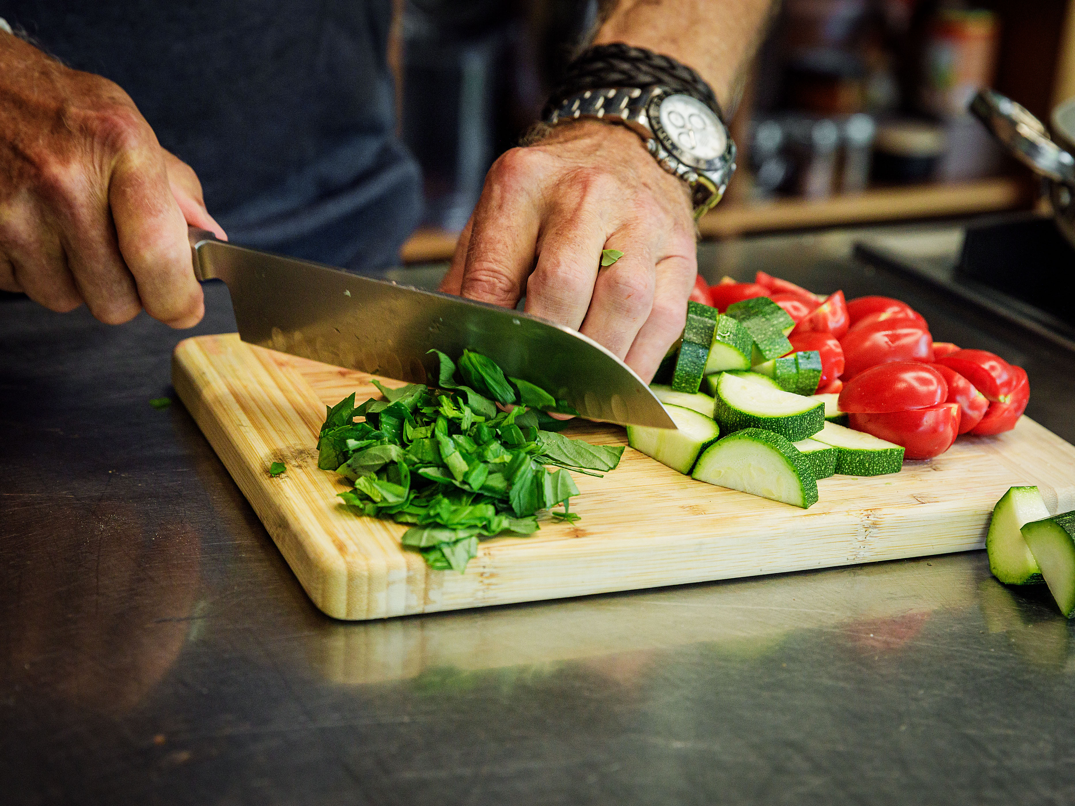 Schritt 1: Basilikum grob hacken