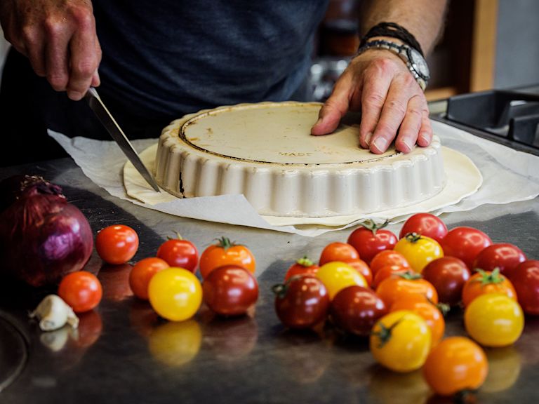 Schritt 1: Teig für Karamellisierte Tomaten Tarte Tatin vorbereiten Schritt 1: Teig für Karamellisierte Tomaten Tarte Tatin vorbereiten