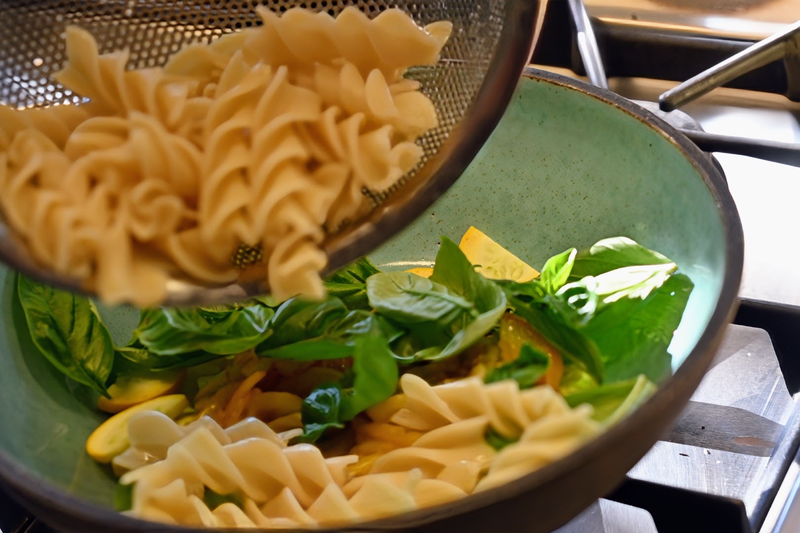 Schritt 2: Pasta Salat mit Zucchini und Zitrone zubereiten