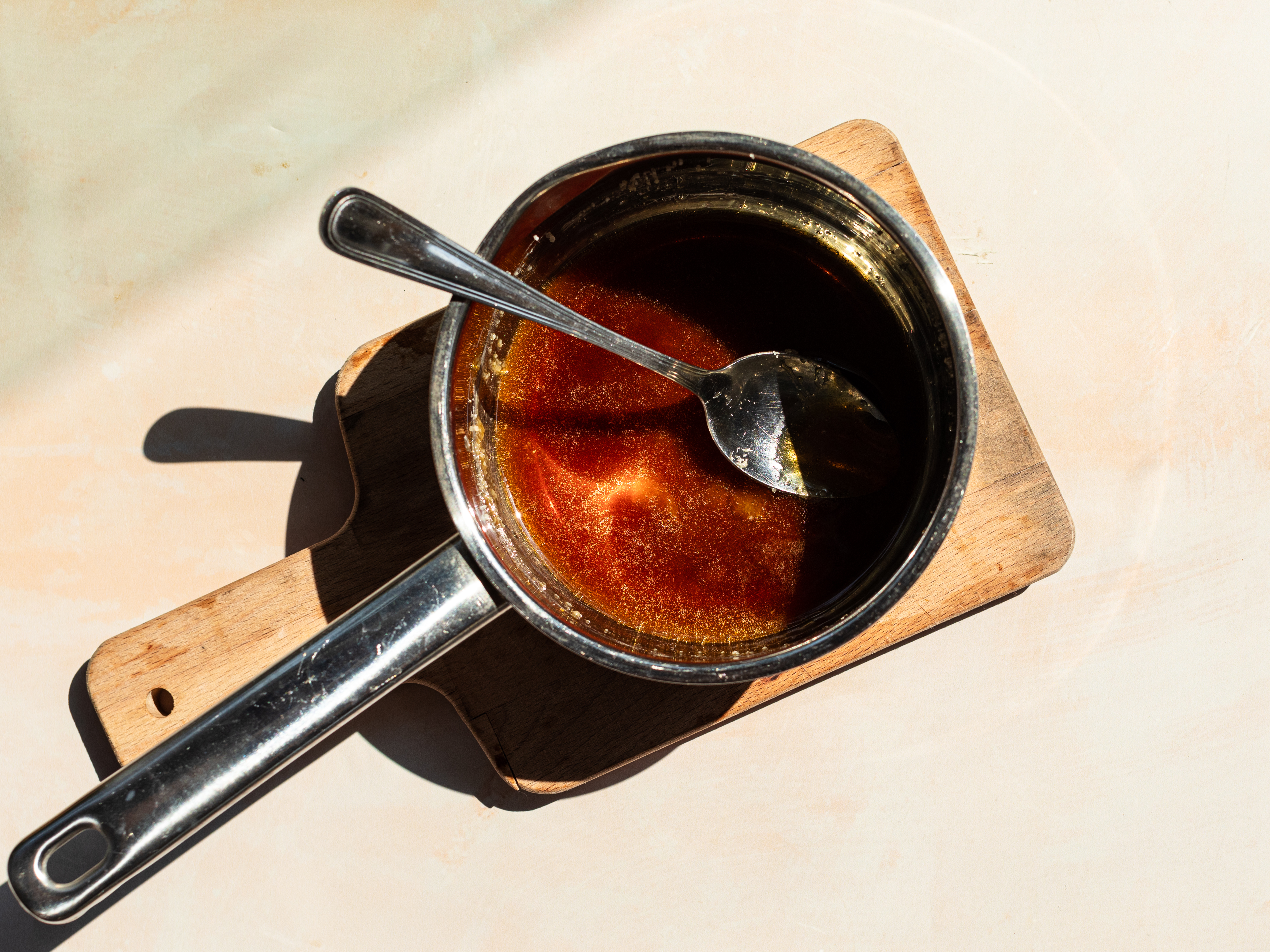 Schritt 3: In einer Pfanne den Zucker schmelzen, bis er goldbraun karamellisiert ist