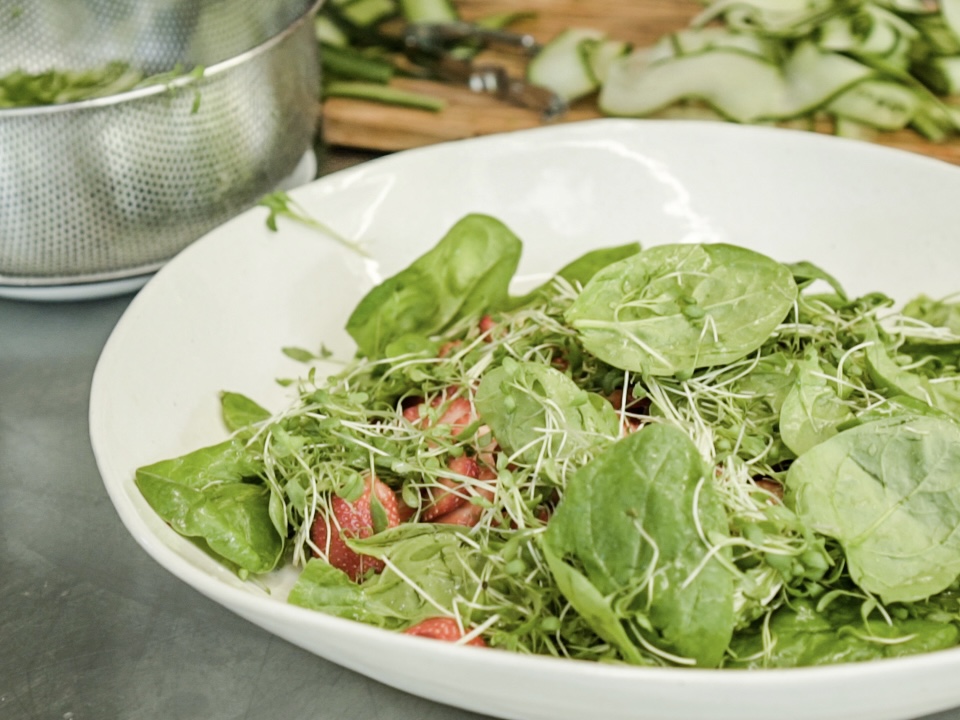 Schritt 1: Zubereitung von Erdbeer-Feigensalat mit Gurke und Brunnenkresse 