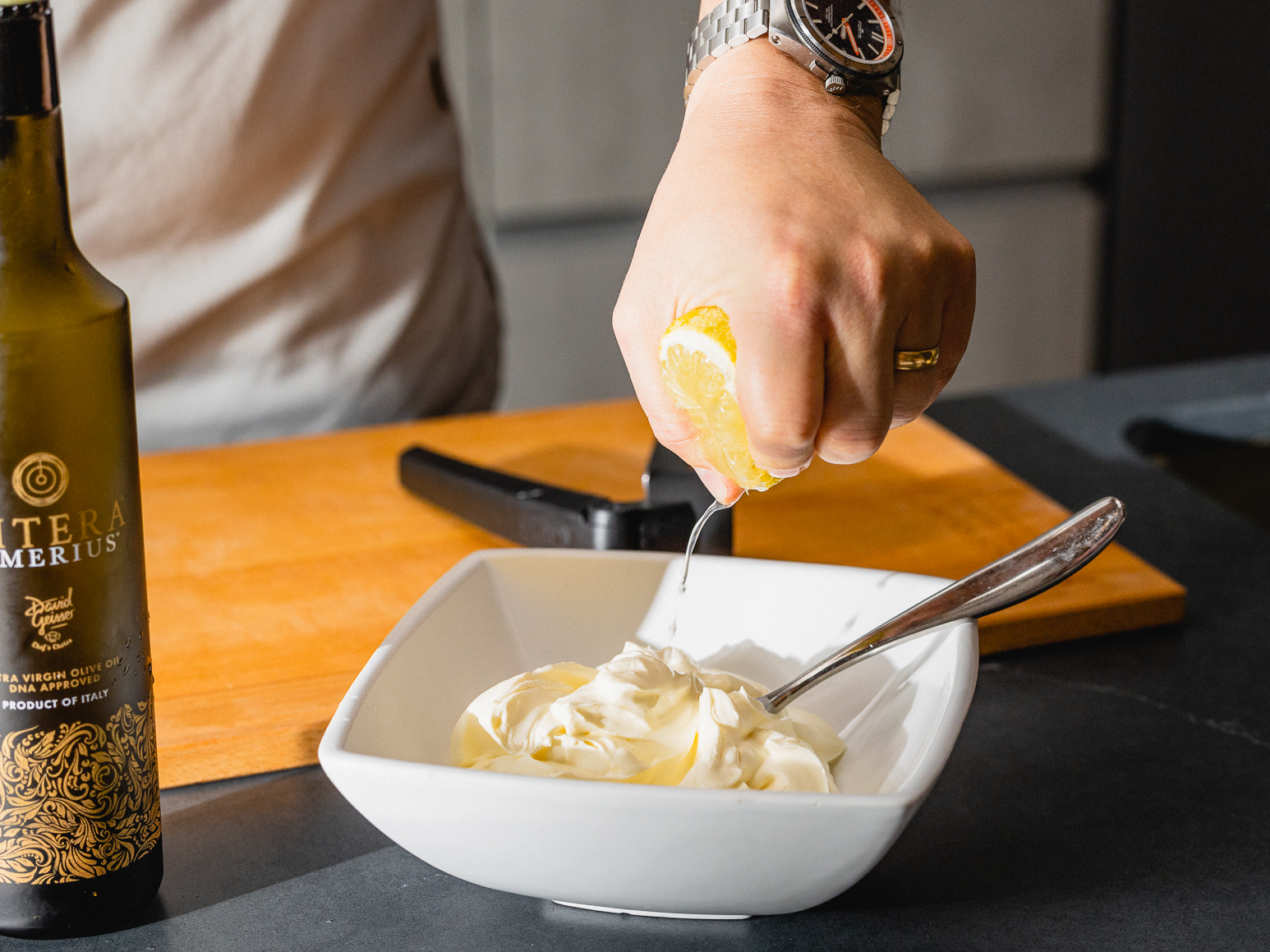 Schritt 1: Teig & Belag für Flammkuchen mit Spargel, Pancetta und Zwiebeln vorbereiten  