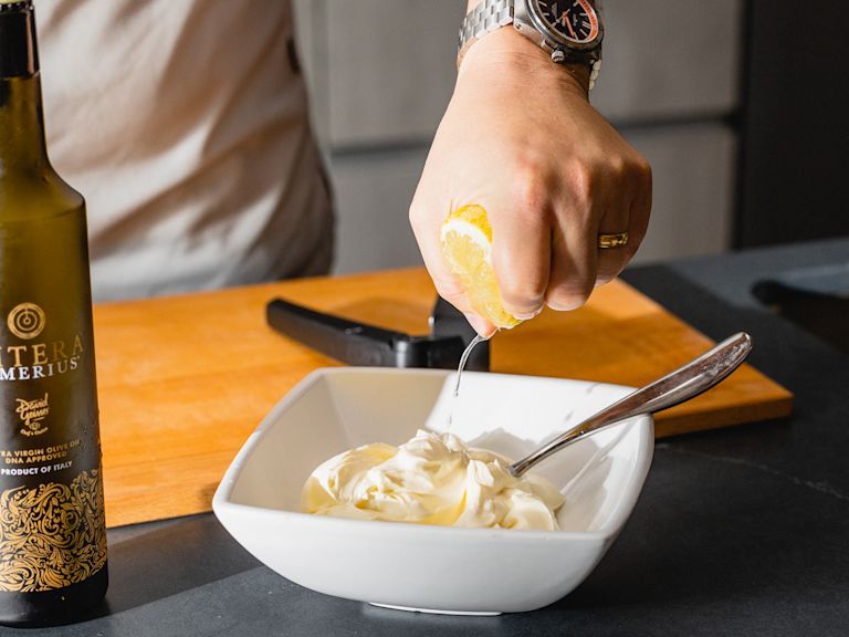 Schritt 1: Teig & Belag für Flammkuchen mit Spargel, Pancetta und Zwiebeln vorbereiten Schritt 1: Teig & Belag für Flammkuchen mit Spargel, Pancetta und Zwiebeln vorbereiten