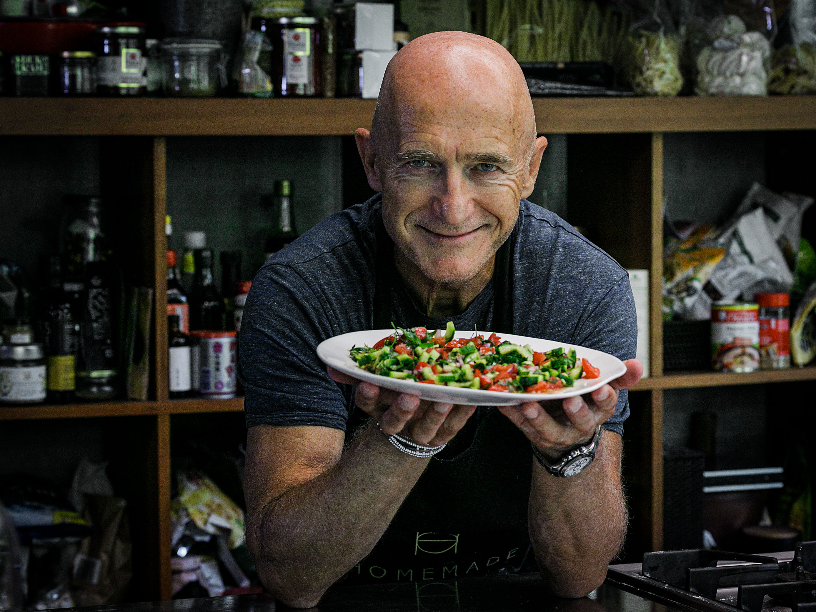 Schritt 2:  Limetten-Vinaigrette für Persischer Gurken-Tomaten-Zwiebel Salat zubereiten und anrichten.