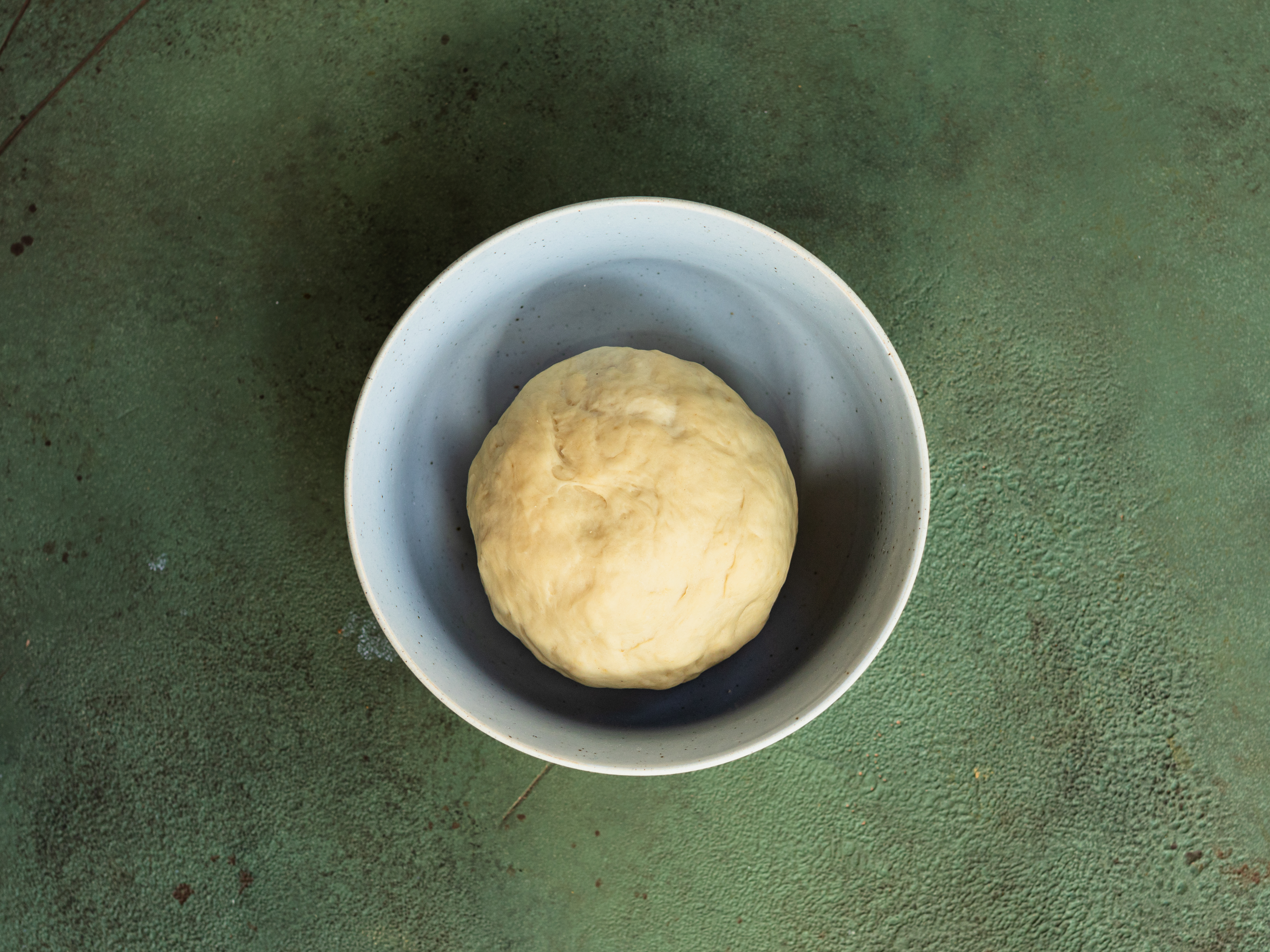 Schritt 1: Die Teigschüssel mit einem sauberen Küchentuch bedecken und den Teig an einem warmen Ort ruhen lassen